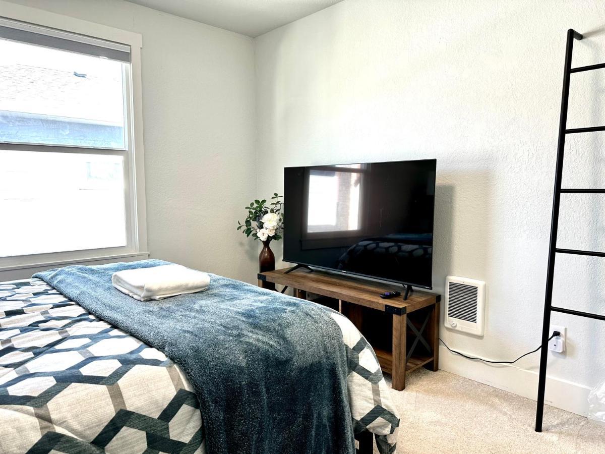 Tacoma 2 Bedrooms 1 Baths Sleep 5 With Compact Kitchen エクステリア 写真